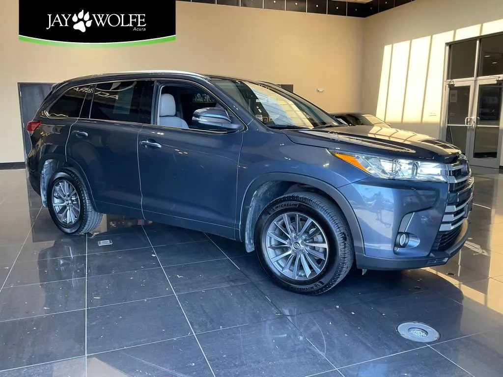 Blue 2019 Toyota Highlander XLE for sale in Kansas City, MO