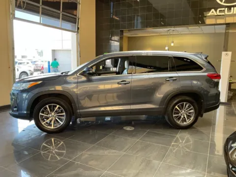 More photos of 2019 Toyota Highlander XLE at Jay Wolfe Acura, MO