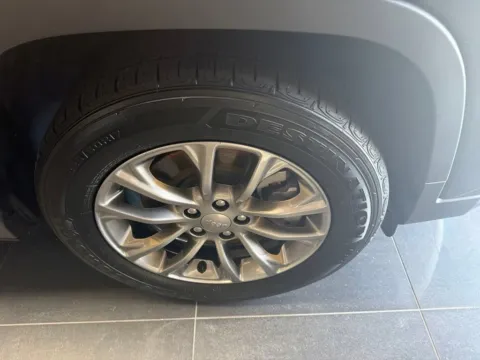 More photos of 2020 Jeep Cherokee Latitude Plus at Jay Wolfe Acura, MO