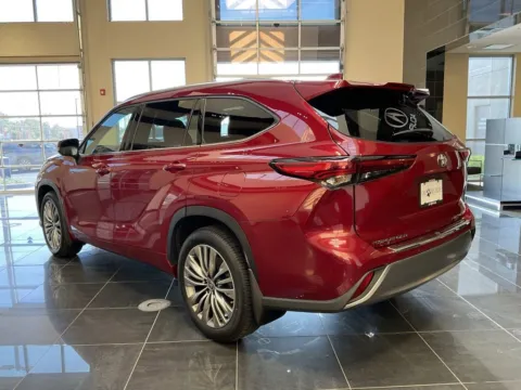 More photos of 2021 Toyota Highlander Platinum at Jay Wolfe Acura, MO