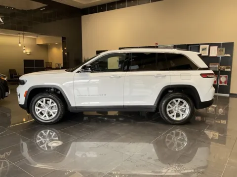 More photos of 2023 Jeep Grand Cherokee Limited at Jay Wolfe Acura, MO