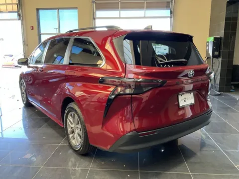 More photos of 2023 Toyota Sienna XLE at Jay Wolfe Acura, MO