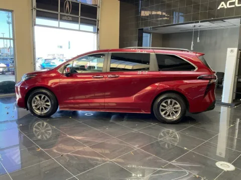 More photos of 2023 Toyota Sienna XLE at Jay Wolfe Acura, MO