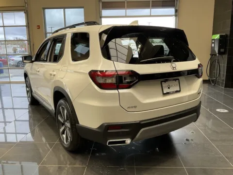More photos of 2025 Honda Pilot Touring at Jay Wolfe Acura, MO