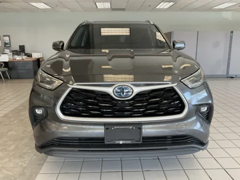 Photos of 2021 Toyota Highlander Hybrid XLE for sale in Kansas City, MO at Jay Wolfe Auto Outlet