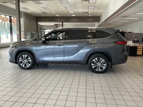 More photos of 2021 Toyota Highlander Hybrid XLE at Jay Wolfe Auto Outlet, MO