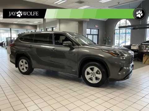 Green 2022 Toyota Highlander Hybrid LE for sale in Kansas City, MO