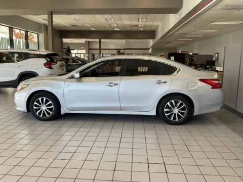 More photos of 2017 Nissan Altima 2.5 S at Jay Wolfe Auto Outlet, MO