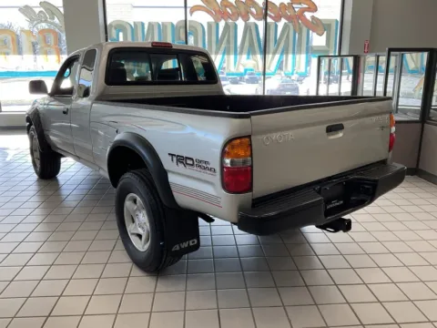 More photos of 2004 Toyota Tacoma at Jay Wolfe Auto Outlet, MO