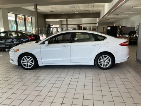 More photos of 2016 Ford Fusion SE at Jay Wolfe Auto Outlet, MO