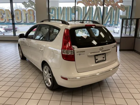 More photos of 2010 Hyundai Elantra Touring SE at Jay Wolfe Auto Outlet, MO