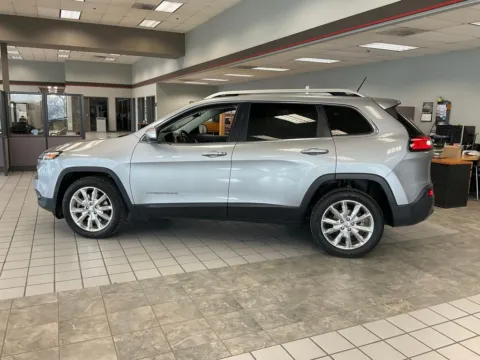 More photos of 2015 Jeep Cherokee Limited at Jay Wolfe Auto Outlet, MO