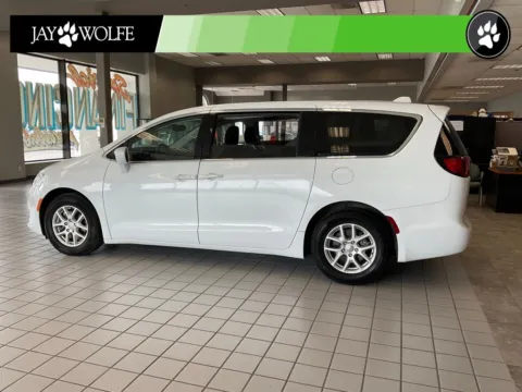 More photos of 2020 Chrysler Pacifica Touring at Jay Wolfe Auto Outlet, MO