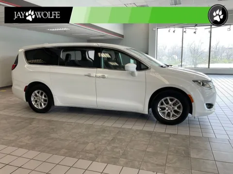 White 2020 Chrysler Pacifica Touring for sale in Kansas City, MO