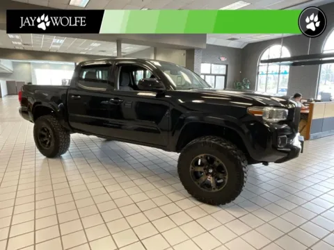 Red 2017 Toyota Tacoma SR5 for sale in Kansas City, MO