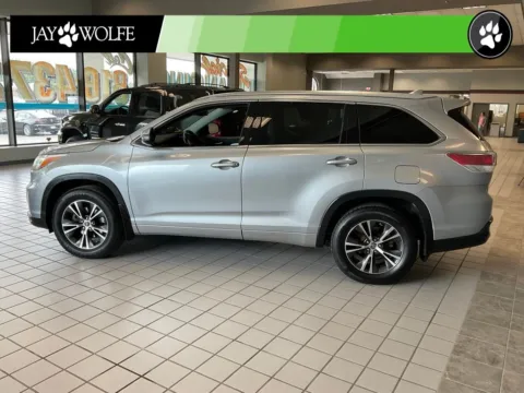 More photos of 2016 Toyota Highlander XLE V6 at Jay Wolfe Auto Outlet, MO
