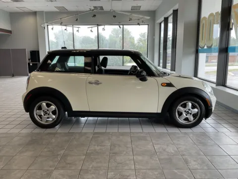 More photos of 2009 MINI Cooper at Jay Wolfe Auto Outlet, MO