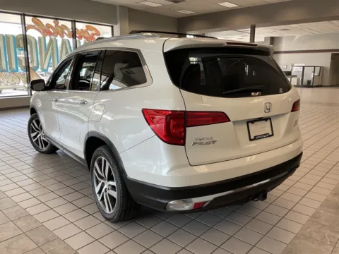 More photos of 2016 Honda Pilot Elite at Jay Wolfe Auto Outlet, MO