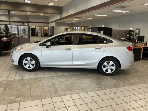 More photos of 2017 Chevrolet Cruze LS at Jay Wolfe Auto Outlet, MO
