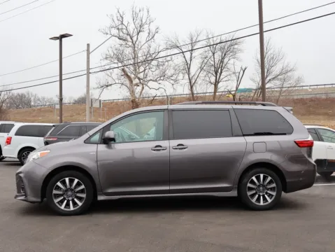 More photos of 2020 Toyota Sienna LE at Jay Wolfe Honda, MO