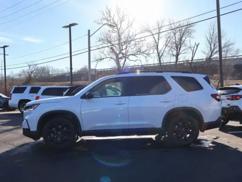 More photos of 2025 Honda Pilot Black Edition at Jay Wolfe Honda, MO