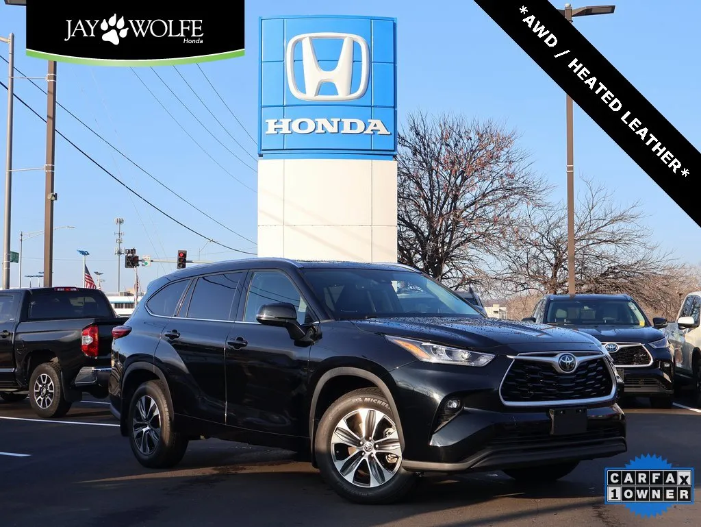 Black 2020 Toyota Highlander XLE for sale in Kansas City, MO