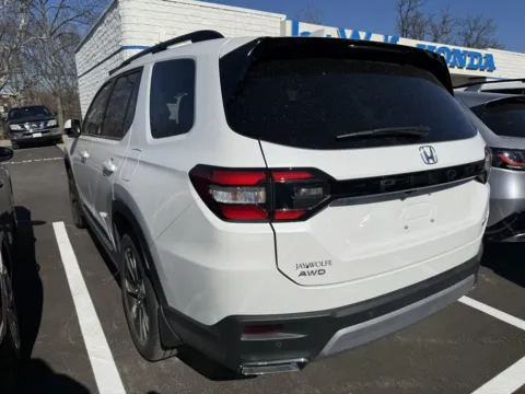 More photos of 2025 Honda Pilot Elite at Jay Wolfe Honda, MO
