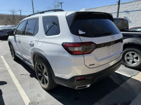 More photos of 2025 Honda Pilot Black Edition at Jay Wolfe Honda, MO