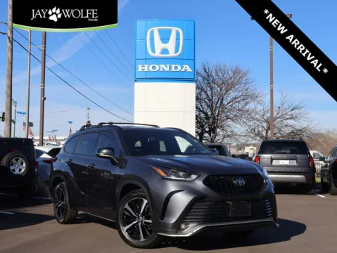 Gray 2021 Toyota Highlander XSE for sale in Kansas City, MO