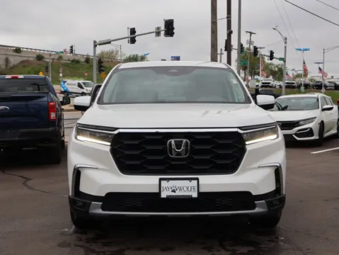 Photos of 2025 Honda Pilot EX-L for sale in Kansas City, MO at Jay Wolfe Honda