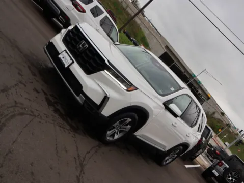 Another view of 2025 Honda Pilot EX-L for sale in Kansas City, MO at Jay Wolfe Honda