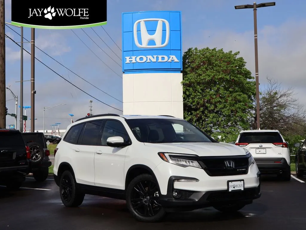White 2021 Honda Pilot Black Edition for sale in Kansas City, MO