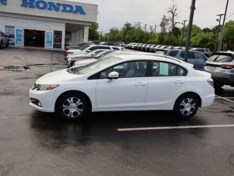 More photos of 2013 Honda Civic Hybrid at Jay Wolfe Honda, MO