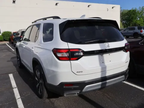 More photos of 2025 Honda Pilot Elite at Jay Wolfe Honda, MO