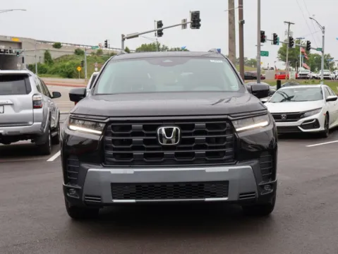 Photos of 2026 Honda Pilot EX-L for sale in Kansas City, MO at Jay Wolfe Honda