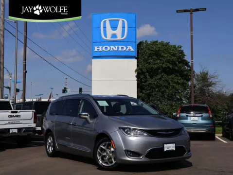 Silver 2018 Chrysler Pacifica Limited for sale in Kansas City, MO