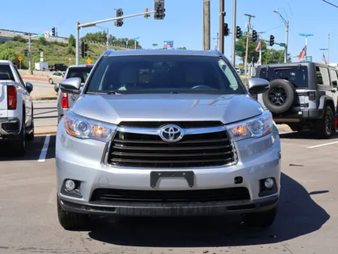 Photos of 2016 Toyota Highlander XLE for sale in Kansas City, MO at Jay Wolfe Honda