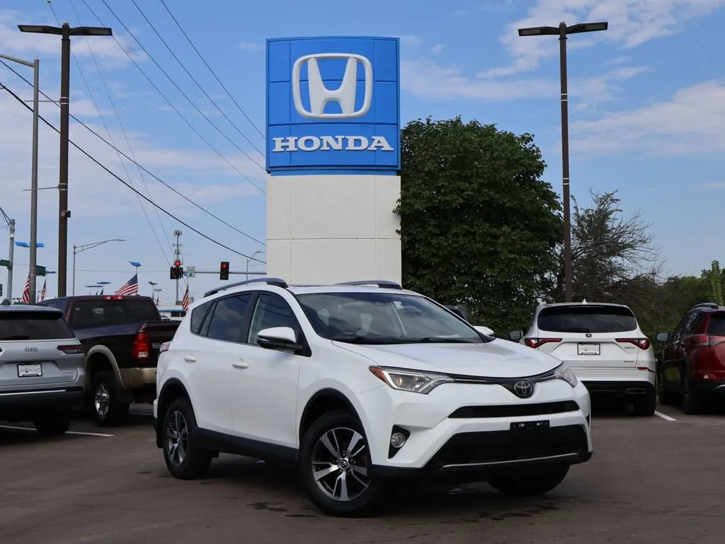 White 2018 Toyota RAV4 XLE for sale in Kansas City, MO