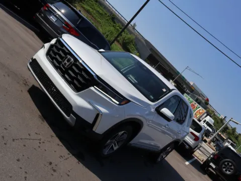 Another view of 2023 Honda Pilot EX-L 7 Passenger for sale in Kansas City, MO at Jay Wolfe Honda