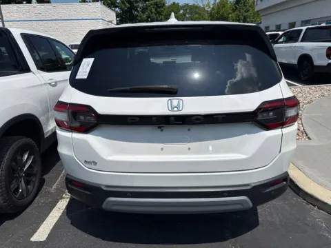 More photos of 2023 Honda Pilot EX-L 7 Passenger at Jay Wolfe Honda, MO