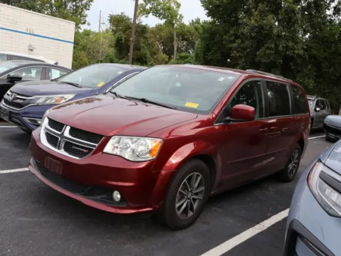 More photos of 2017 Dodge Grand Caravan SXT at Jay Wolfe Honda, MO