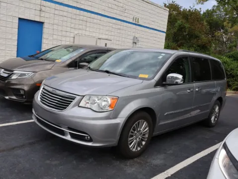 More photos of 2013 Chrysler Town & Country Touring-L at Jay Wolfe Honda, MO