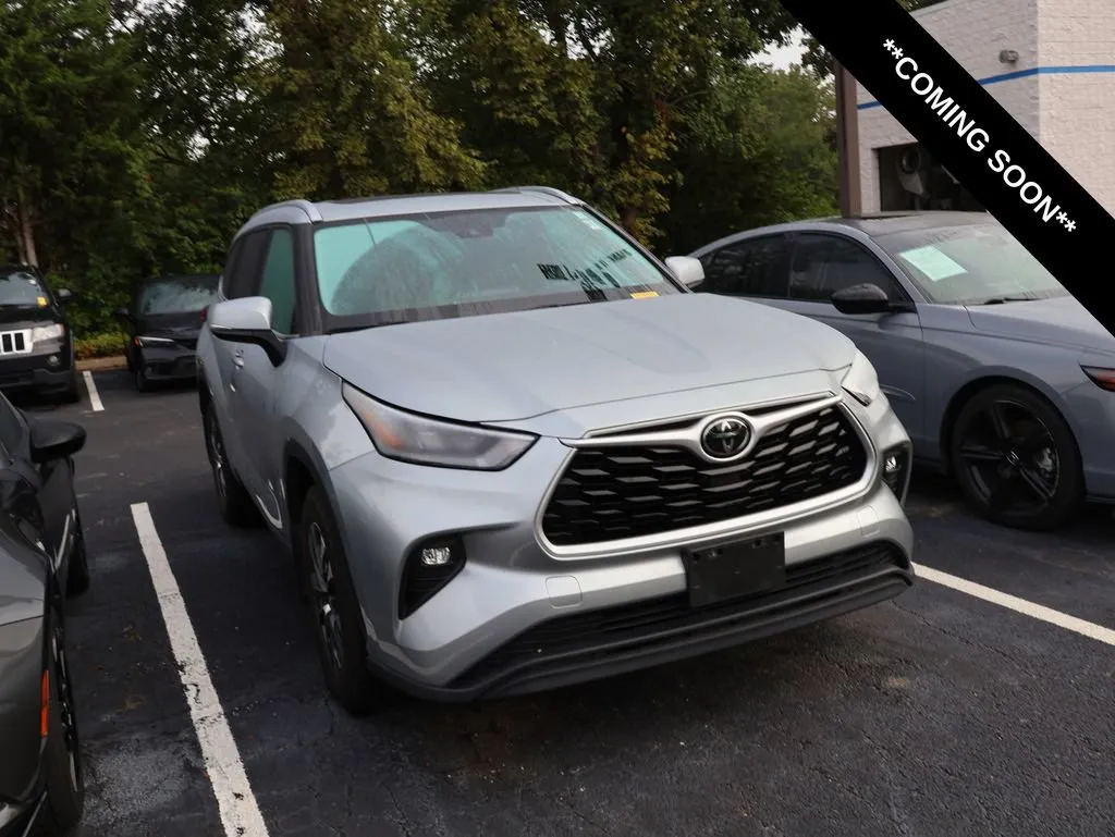 Silver 2020 Toyota Highlander XLE for sale in Kansas City, MO