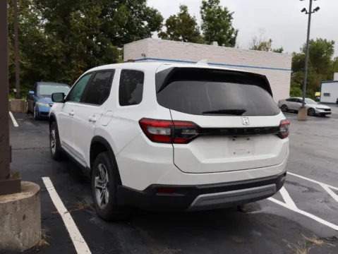 More photos of 2024 Honda Pilot EX-L 8 Passenger at Jay Wolfe Honda, MO