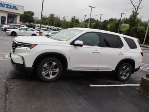 More photos of 2024 Honda Pilot EX-L 8 Passenger at Jay Wolfe Honda, MO