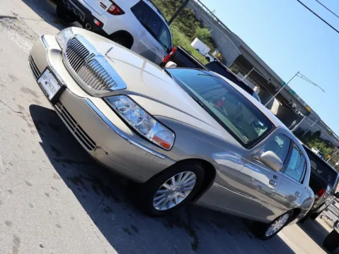 Another view of 2004 Lincoln Town Car Signature for sale in Kansas City, MO at Jay Wolfe Honda