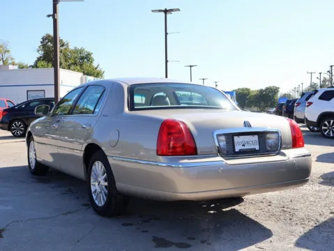 More photos of 2004 Lincoln Town Car Signature at Jay Wolfe Honda, MO