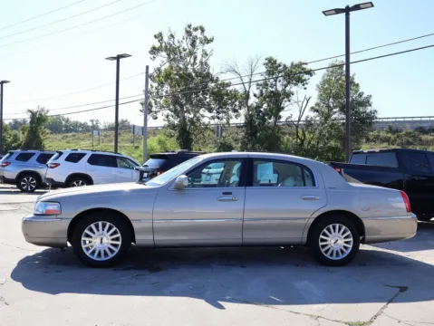 More photos of 2004 Lincoln Town Car Signature at Jay Wolfe Honda, MO