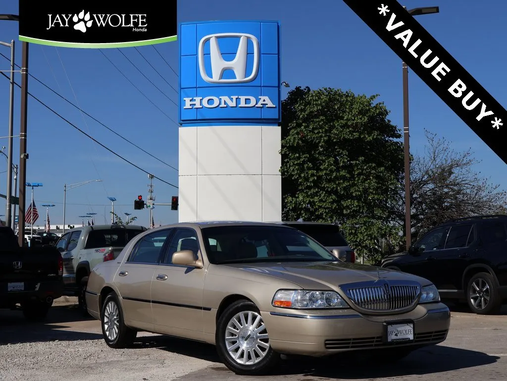 Beige 2004 Lincoln Town Car Signature for sale in Kansas City, MO