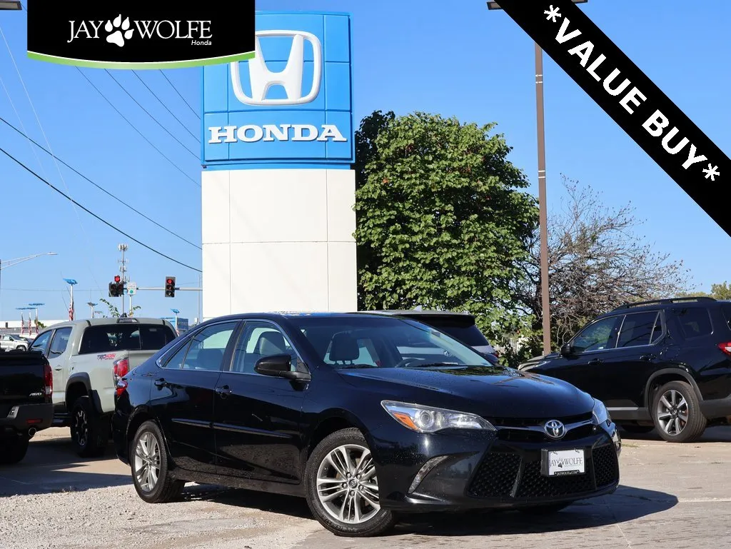 Black 2017 Toyota Camry SE for sale in Kansas City, MO